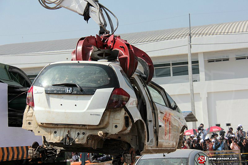 ทุบรถน้ำท่วม Honda 